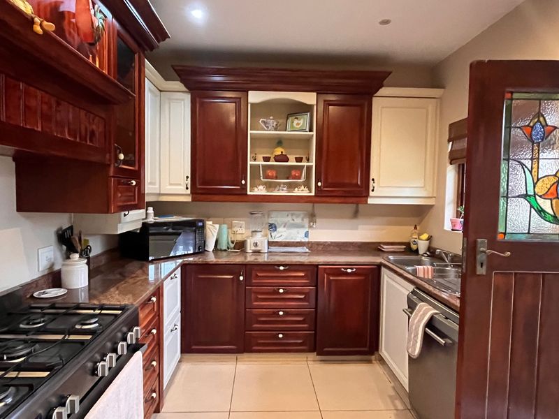 Established Bed & Breakfast and & Thriving Hospitality Business with 7 Luxury Guest Suites & Private 3-Bedroom Owner’s Residence  - Photo 8