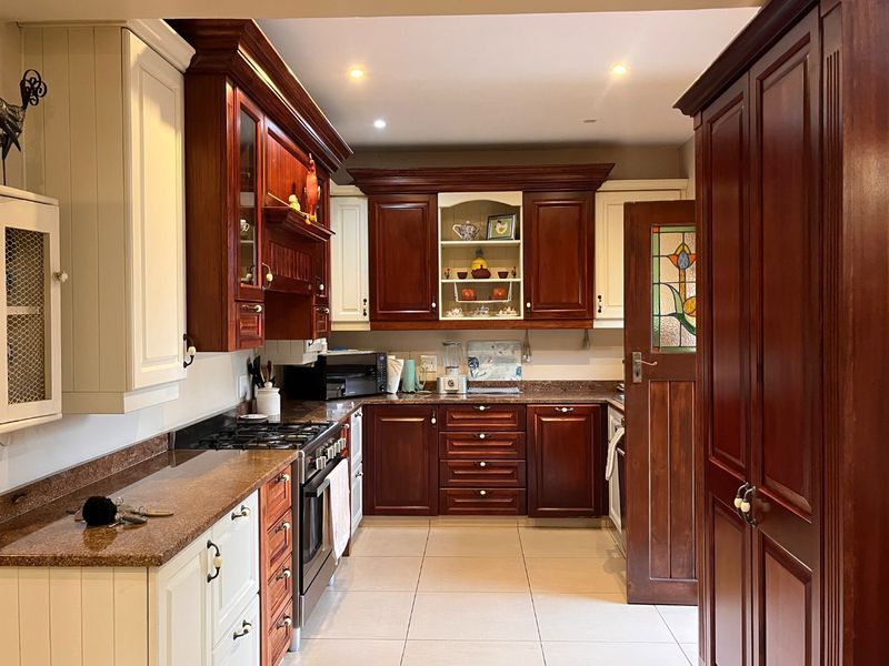 Established Bed & Breakfast and & Thriving Hospitality Business with 7 Luxury Guest Suites & Private 3-Bedroom Owner’s Residence  - Photo 4