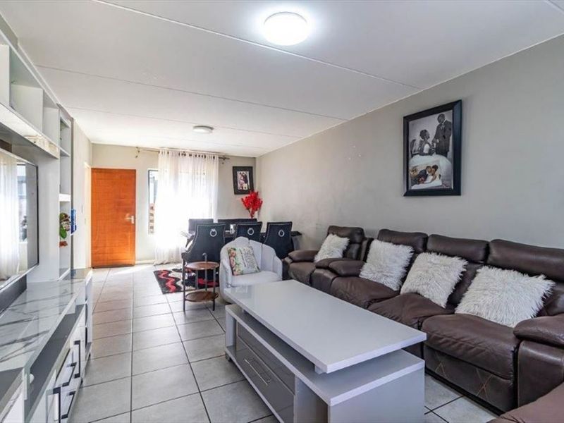 Spacious Family Home with Pool - Photo 2