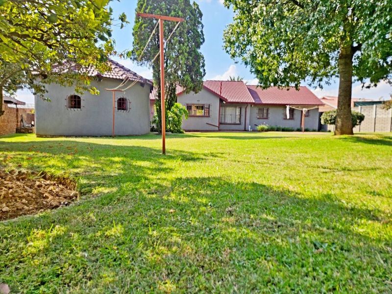 Spacious Four-Bedroom Family Home - Photo 3