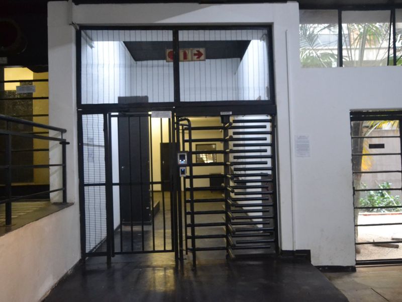 Neat Bachelor Apartment for sale Maboneng - Photo 4