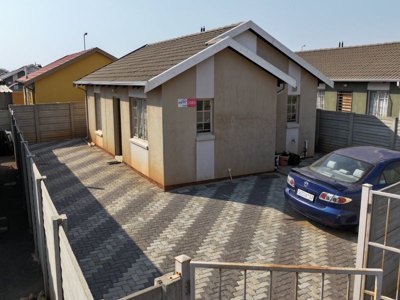 Charming Sky City home with neat garden and parking - Photo 1