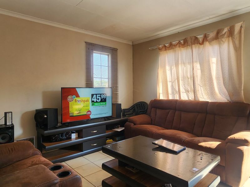 Charming Sky City home with neat garden and parking - Photo 10