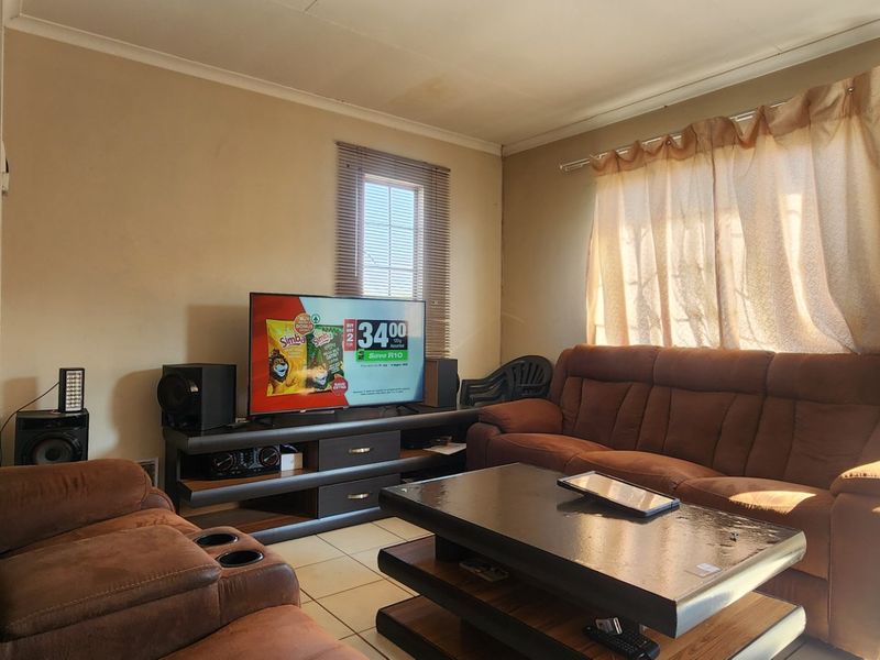Charming Sky City home with neat garden and parking - Photo 7