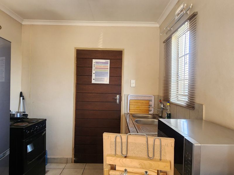 Charming Sky City home with neat garden and parking - Photo 6