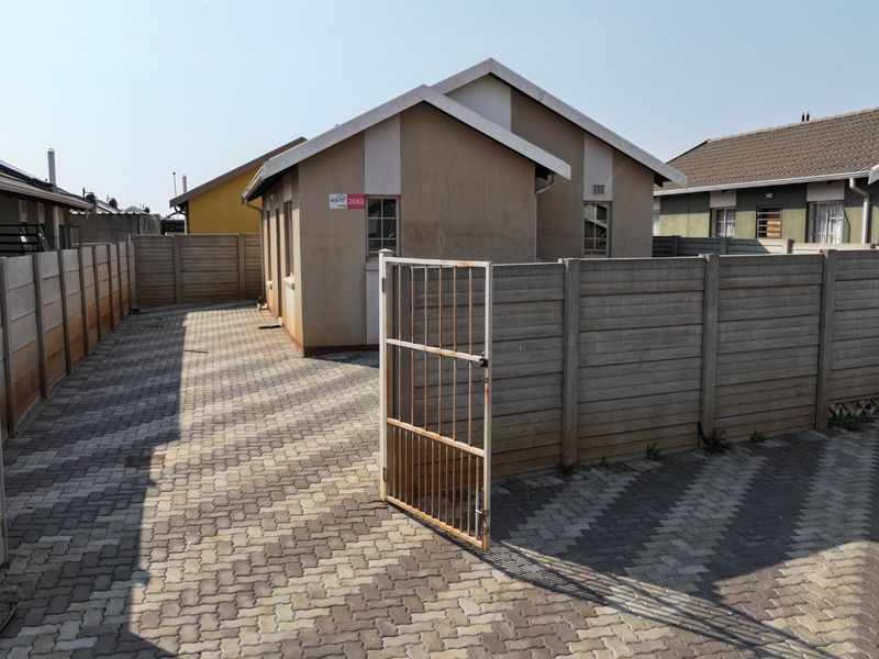 Charming Sky City home with neat garden and parking - Photo 4
