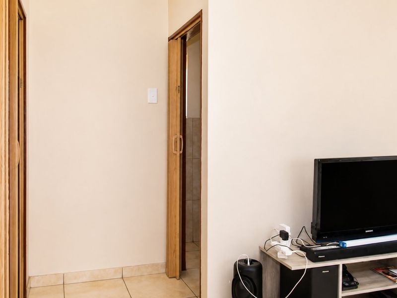 Convenient Family Living in the Heart of Jabulani, Soweto - Photo 6
