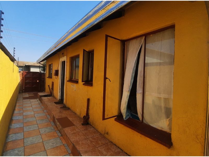 CLAYVILLE PROPERTY WITH  FOUR RENTAL INCOME ROOMS OF R 8,000 PER MONTH  - Photo 2