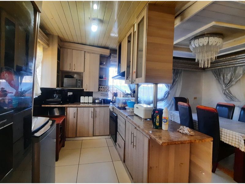 CLAYVILLE PROPERTY WITH  FOUR RENTAL INCOME ROOMS OF R 8,000 PER MONTH  - Photo 10