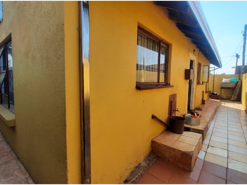 CLAYVILLE PROPERTY WITH  FOUR RENTAL INCOME ROOMS OF R 8,000 PER MONTH  - Photo 8