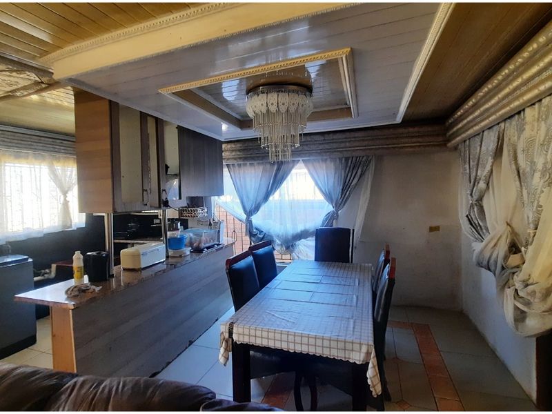 CLAYVILLE PROPERTY WITH  FOUR RENTAL INCOME ROOMS OF R 8,000 PER MONTH  - Photo 4