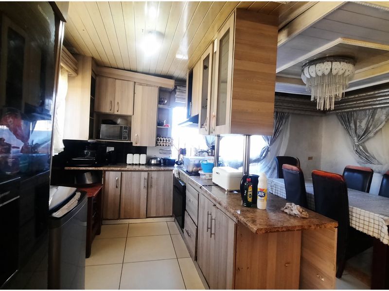 CLAYVILLE PROPERTY WITH  FOUR RENTAL INCOME ROOMS OF R 8,000 PER MONTH  - Photo 9