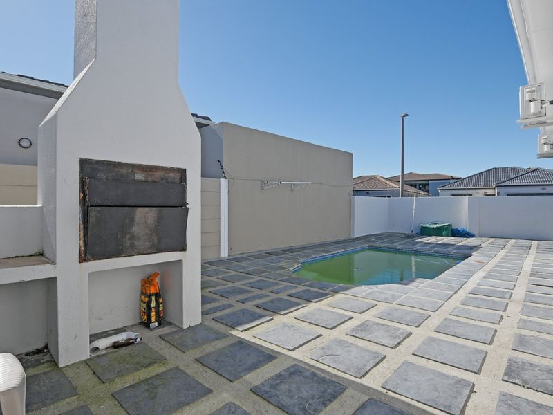 Pristine home with modern finishes - Photo 4