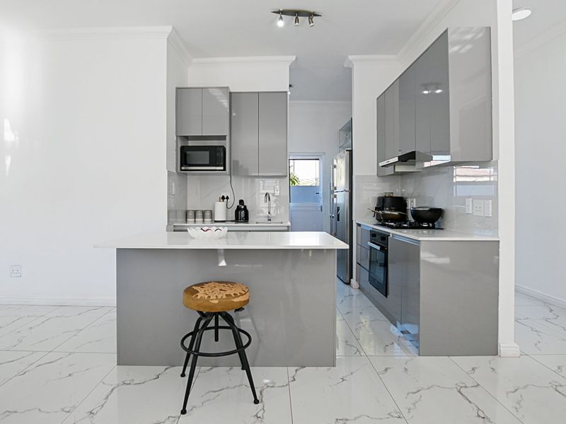 Pristine home with modern finishes - Photo 10
