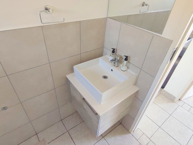 Spacious 4 Bedroom Ground Floor Family Home with Private Garden in Ashwood, Monavoni - Photo 4