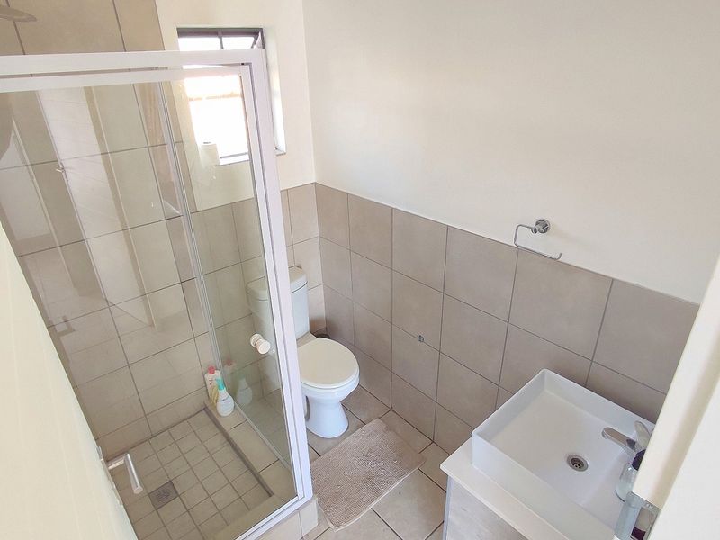 Spacious 4 Bedroom Ground Floor Family Home with Private Garden in Ashwood, Monavoni - Photo 3