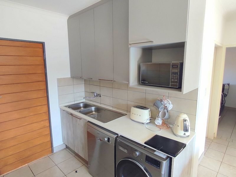 Spacious 4 Bedroom Ground Floor Family Home with Private Garden in Ashwood, Monavoni - Photo 10
