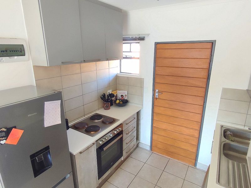 Spacious 4 Bedroom Ground Floor Family Home with Private Garden in Ashwood, Monavoni - Photo 9