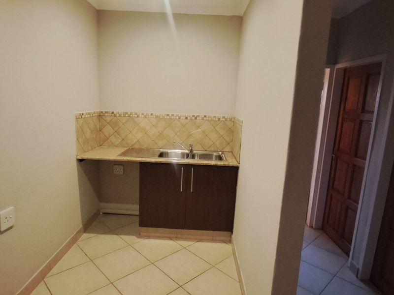 Spacious 2-Bedroom Cottage to Rent in a Secure, Prime Location - Photo 5