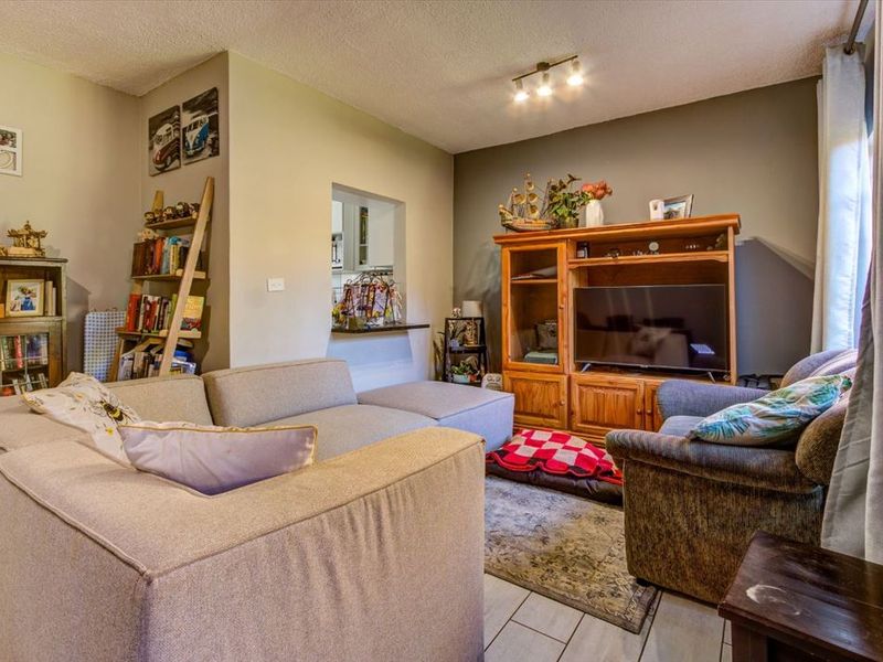 Charming Home With Comfort And Convenience - Photo 2