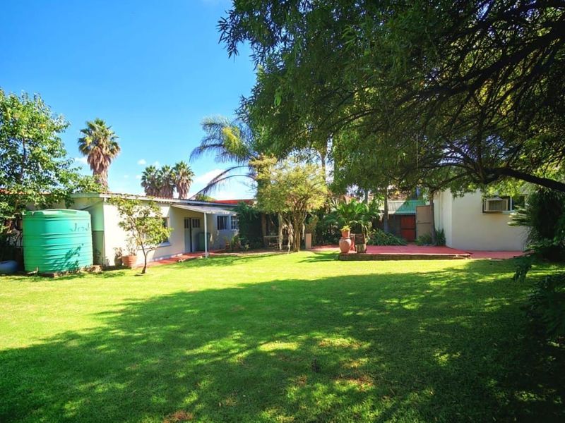 5 bedroom house with 2 outside flatlets in capital park - Photo 2