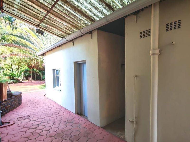 5 bedroom house with 2 outside flatlets in capital park - Photo 9
