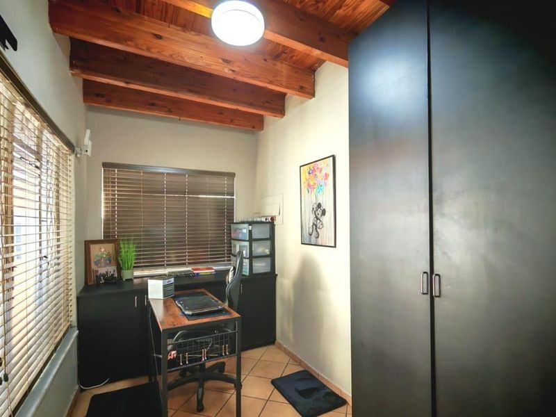5 bedroom house with 2 outside flatlets in capital park - Photo 5