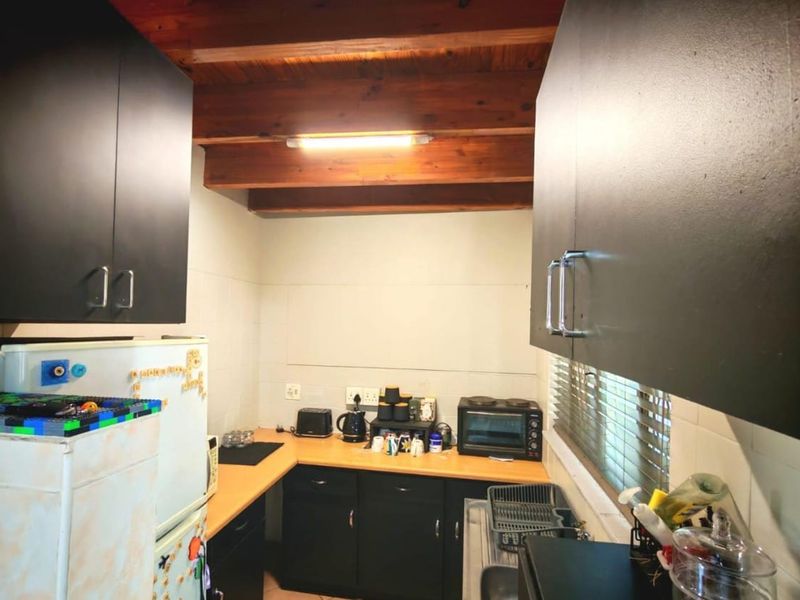 5 bedroom house with 2 outside flatlets in capital park - Photo 4