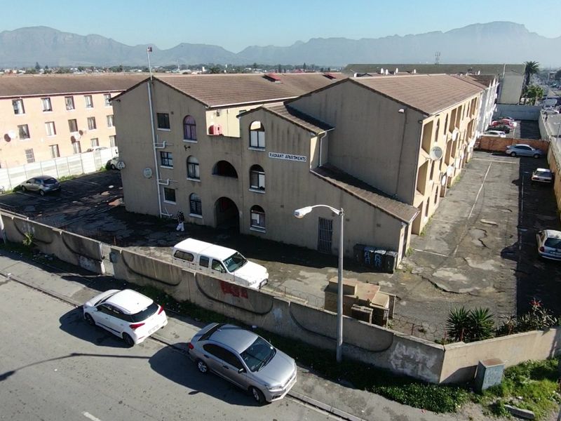 2 Bedroom Apartment for sale in Grassy park - Photo 4