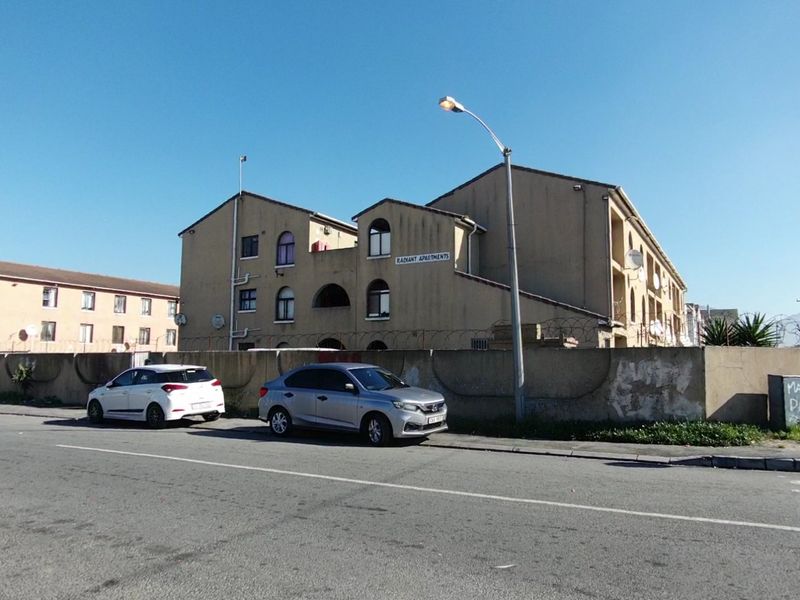 2 Bedroom Apartment for sale in Grassy park - Photo 10