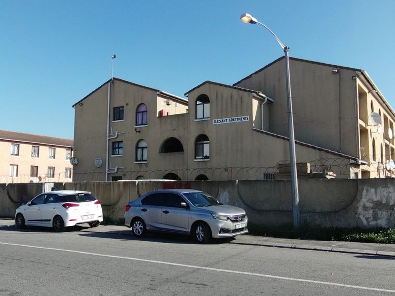 2 Bedroom Apartment for sale in Grassy park - Photo 8