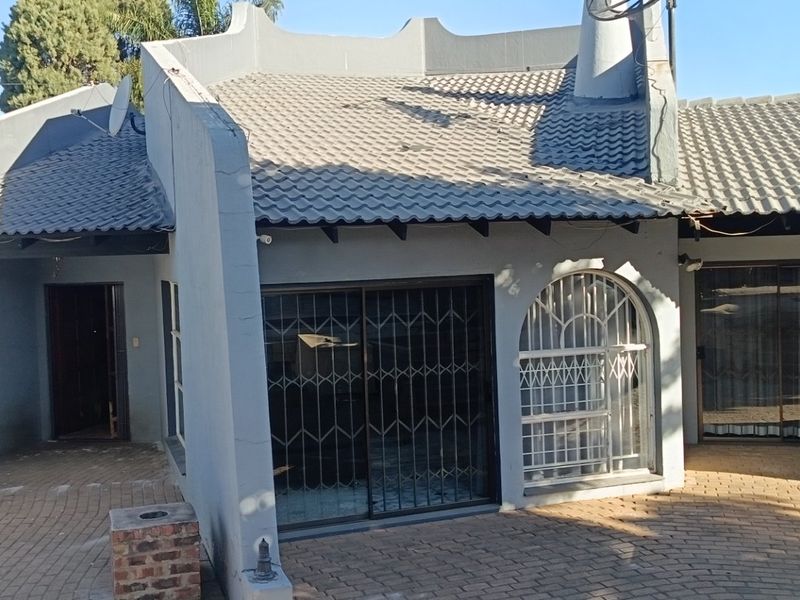 Prime Business Property with Spacious Family Home for sale  - Photo 4