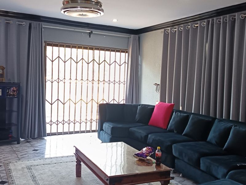 Prime Business Property with Spacious Family Home for sale  - Photo 6
