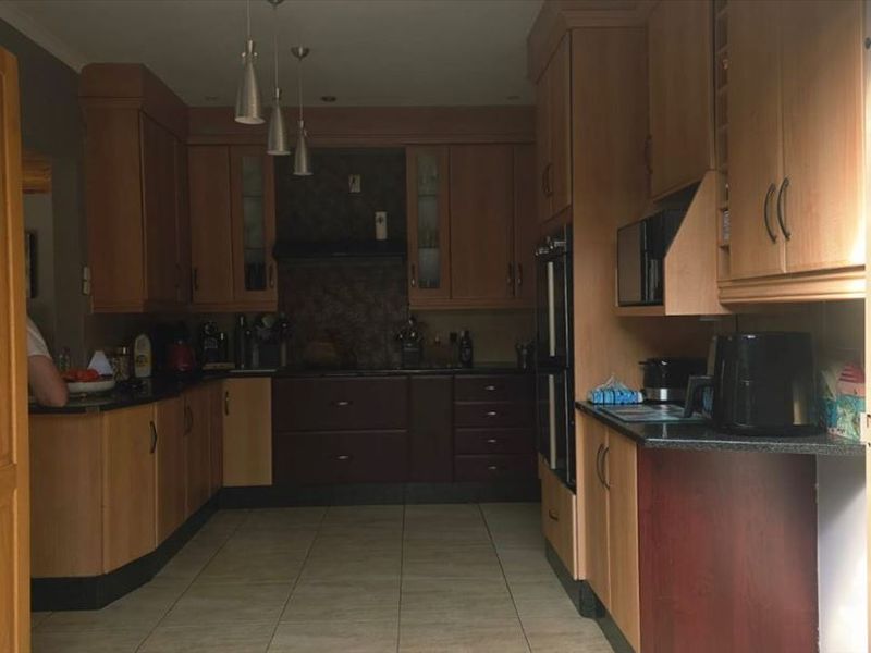 Spacious Five-Bedroom Family Home - Photo 1
