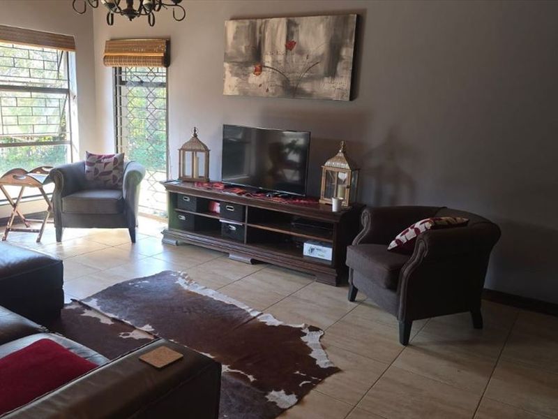 Spacious Five-Bedroom Family Home - Photo 2