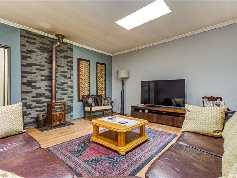 Spacious Four-Bedroom Family Retreat - Photo 2