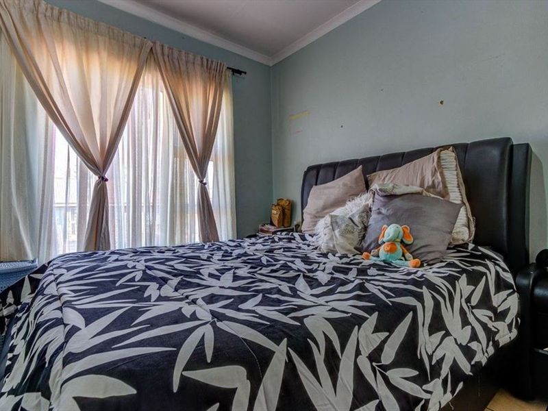 Charming Two-Bedroom Home with Secure Parking - Photo 3