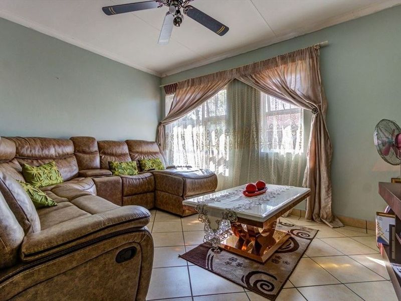 Charming Two-Bedroom Home with Secure Parking - Photo 2