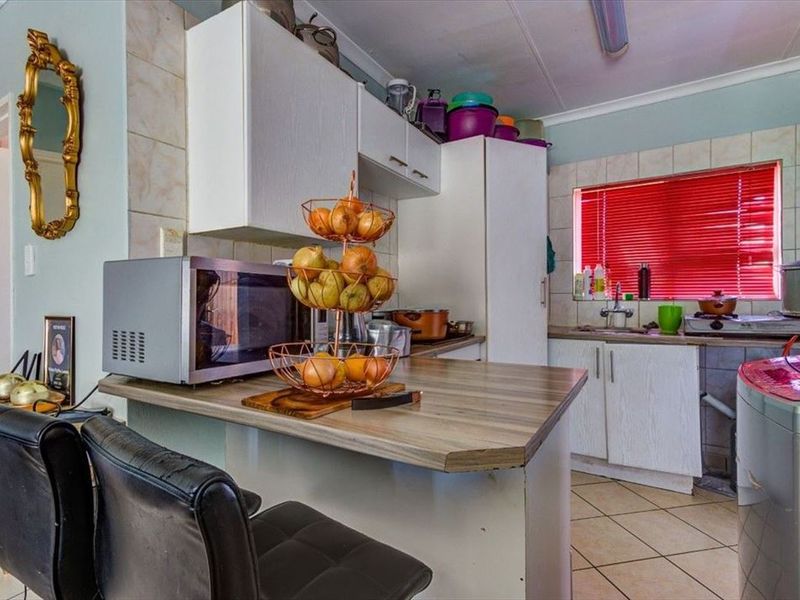 Charming Two-Bedroom Home with Secure Parking - Photo 1