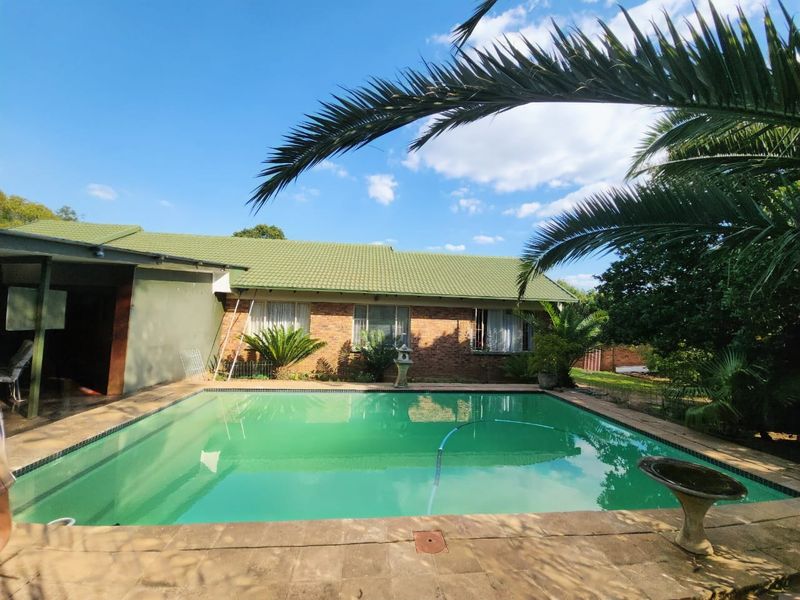 Spacious Rooihuiskraal home with pool and braai - Photo 1