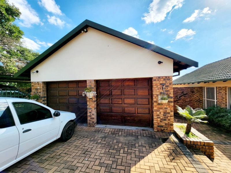 Spacious Rooihuiskraal home with pool and braai - Photo 2