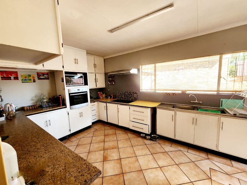Spacious Rooihuiskraal home with pool and braai - Photo 10