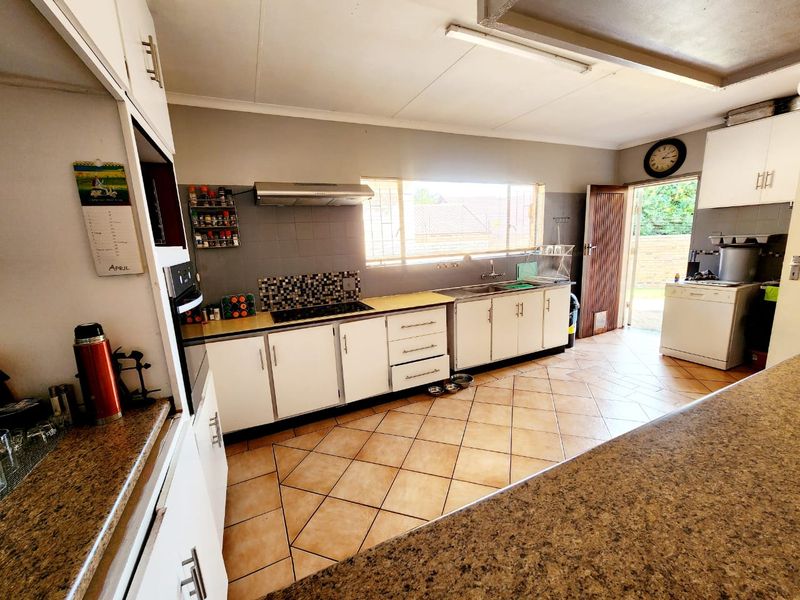 Spacious Rooihuiskraal home with pool and braai - Photo 9
