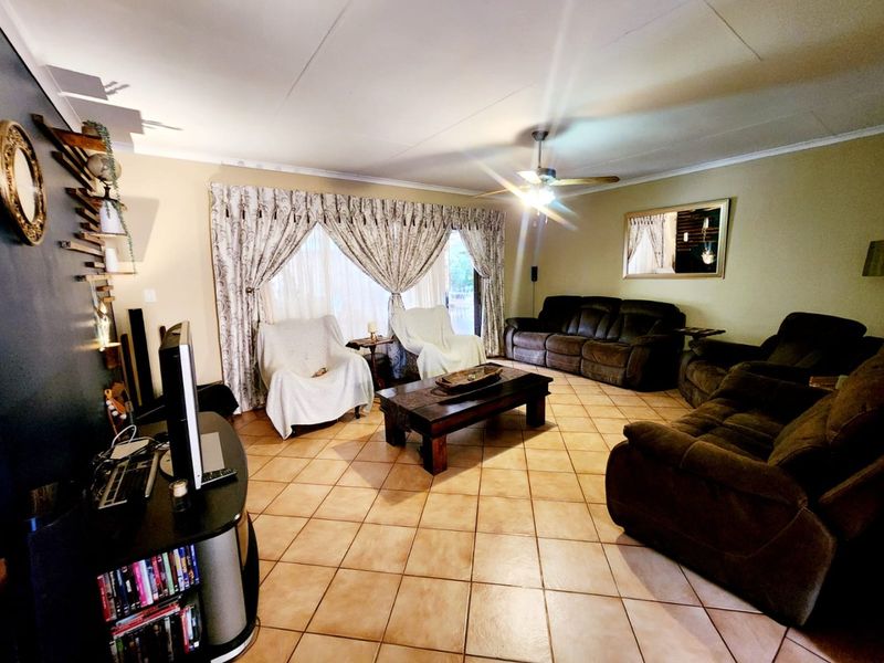 Spacious Rooihuiskraal home with pool and braai - Photo 7