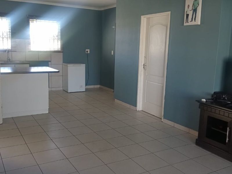 CHARMING THREE BEDROOM HOUSE SITUATED ON A 306 SQUARE METRE PLOT - Photo 4