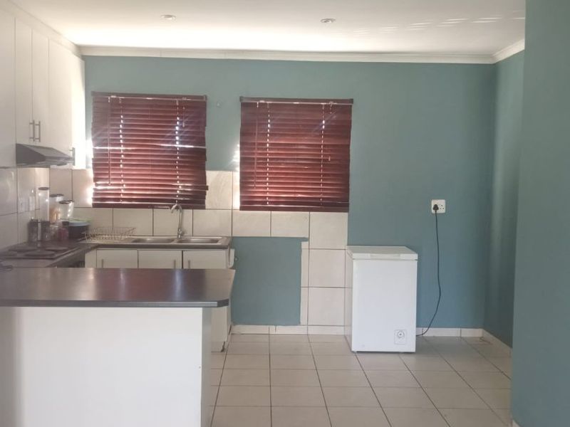 CHARMING THREE BEDROOM HOUSE SITUATED ON A 306 SQUARE METRE PLOT - Photo 5
