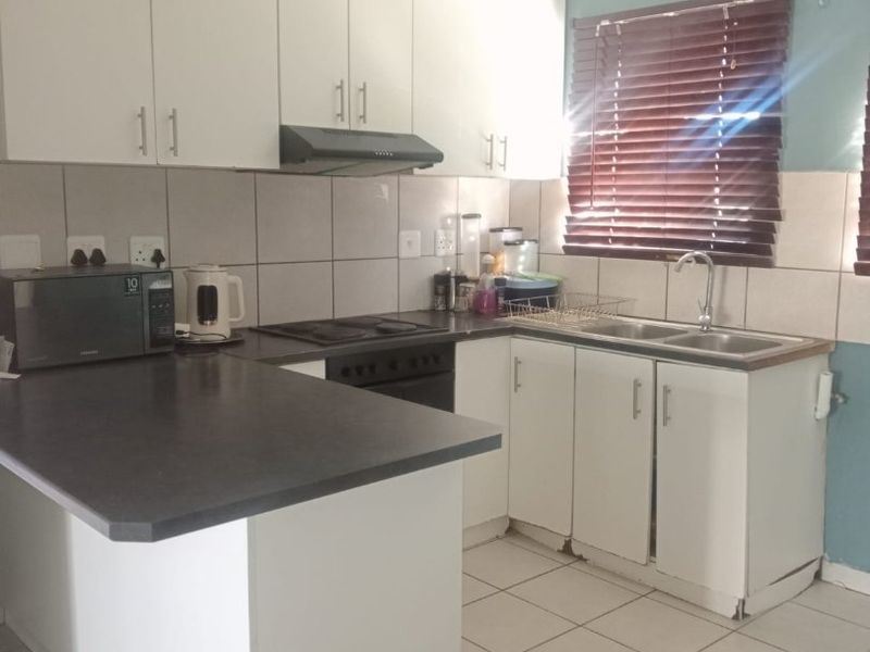 CHARMING THREE BEDROOM HOUSE SITUATED ON A 306 SQUARE METRE PLOT - Photo 7