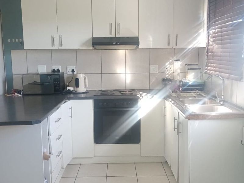 CHARMING THREE BEDROOM HOUSE SITUATED ON A 306 SQUARE METRE PLOT - Photo 6