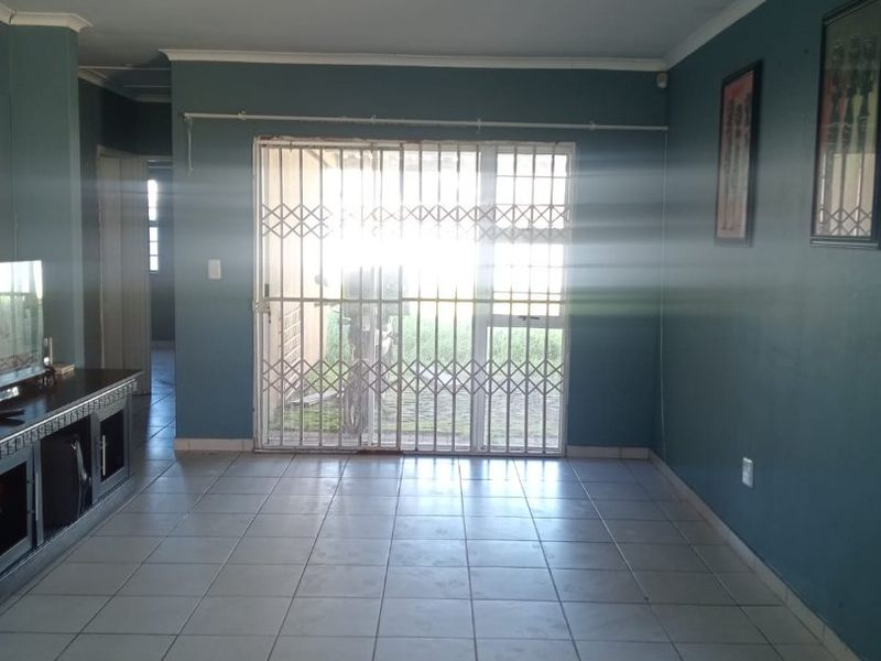 CHARMING THREE BEDROOM HOUSE SITUATED ON A 306 SQUARE METRE PLOT - Photo 3