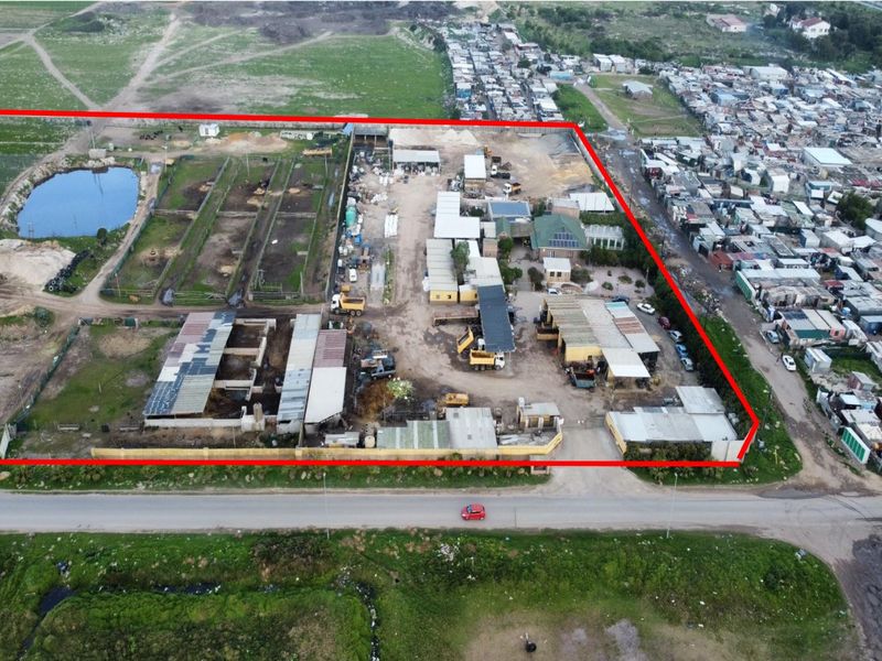 Prime 44,356 m2 Farm with Established Business Premises - Photo 2